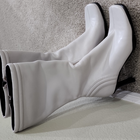 NWOT, Nine West Ivory Heel Boots, Size 6M - Picture 2 of 7